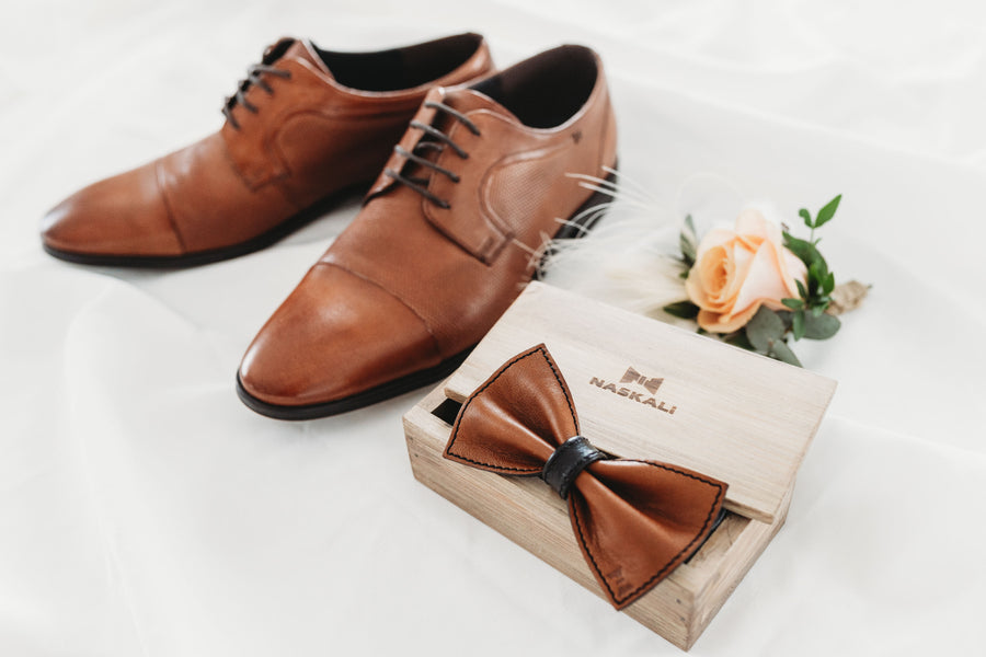 Ruskeat nahkaiset kengät sekä ruskea nahkainen rusetti ovat täydellinen pari yhdessä