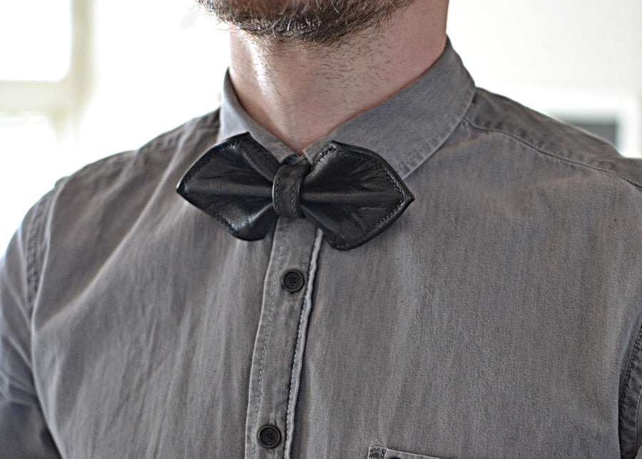Into leather bow tie black